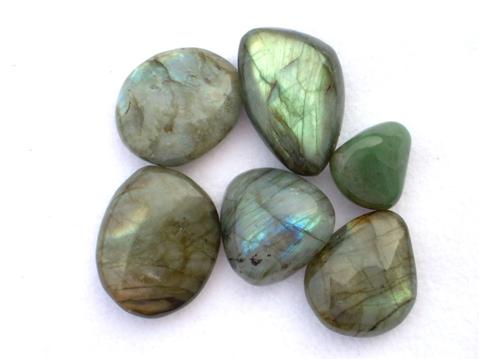 Labradorite, absorbs the negative, soothes 
nervous tension and stress, clarifies mental 
activity