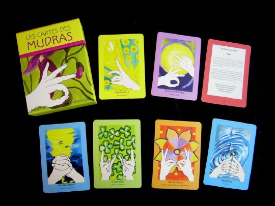 Les cartes des Mudras, sont des positions particulières des doigts et des mains, une sorte de yoga des mains qui active le flux d’énergie vitale 