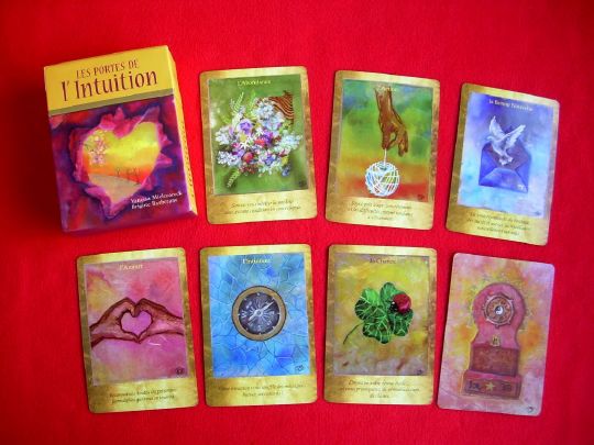 Les Portes de l'Intuition, cartes oracles, ce sixième sens si précieux, révèle un étonnant support de divination, tout comme un moyen subtil d’éveiller vos perceptions 